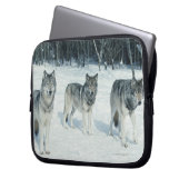 Wölfe am Rande des schneebedeckten Waldes Laptopschutzhülle (Vorderseite Links)