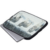 Wölfe am Rande des schneebedeckten Waldes Laptopschutzhülle (Vorne Knopf)