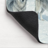Wölfe am Rande des schneebedeckten Waldes Mousepad (Ecke)
