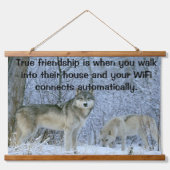 Wölfe auf einem schneebedeckten Feld Wandteppich Mit Holzrahmen (Vorne)