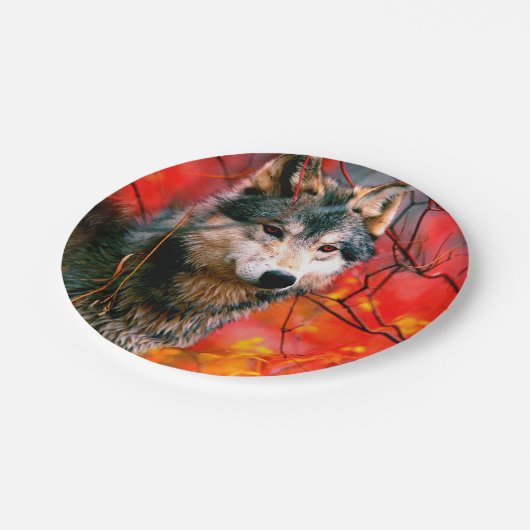 Wölfe, die durch Blätter in einem Wald gucken Pappteller (Schrägansicht)