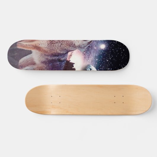 Wölfe durchziehen das Universum Skateboard (Horizontal)