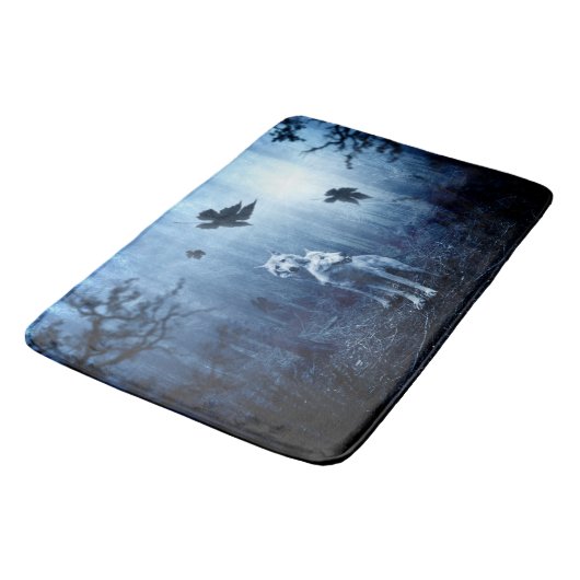 Wölfe im Wald bei Morgendämmerung Badematte (Schrägansicht)