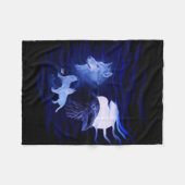 Wölfe und Raven mit Vollmond Fleecedecke (Vorderseite (Horizontal))
