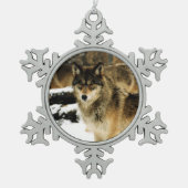 Wolfen im Schnee Schneeflocken Zinn-Ornament (Vorderseite)