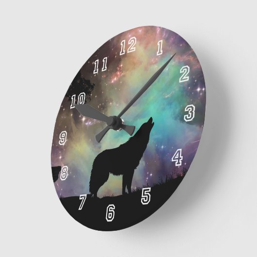 WolfheulenSilhouette mit Nordlichtern Runde Wanduhr (Winkel)