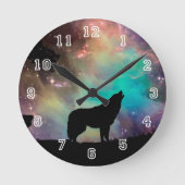 WolfheulenSilhouette mit Nordlichtern Runde Wanduhr (Vorderseite)