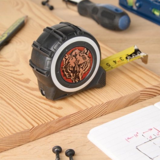 Wolfskopf auf Rot Maßband