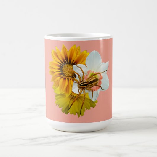 Wolfsspinne auf Blumen Kaffeetasse (Mittel)