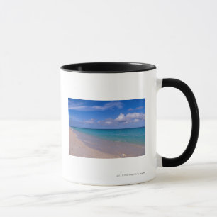 Wolke im blauen Himmel über sandigem Strand Tasse