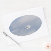 Wolke und Wolke Ovaler Aufkleber (Umschlag)