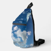 Wolken am Himmel Crossbody Bag (Rechte Ecke)