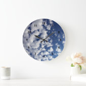 Wolken auf blauem Himmel Große Wanduhr (Zuhause)