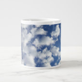Wolken auf blauem Himmel Jumbo-Tasse (Vorderseite)
