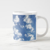 Wolken auf blauem Himmel Jumbo-Tasse (Rechts)