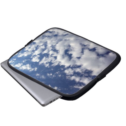 Wolken auf blauem Himmel Laptopschutzhülle (Vorne Knopf)