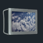 Wolken auf blauem Himmel Rechteckige Gürtelschnalle<br><div class="desc">Eine Bank von puffigen weißen Wolken bricht in kleine, kluge Stücke über den Rahmen des vertikalen Fotos. Die Wolkendecke ist dichter auf der links und sparsamer auf der rechten Seite, was einen tiefblauen Himmel aufzeigt, der in der Nähe des oberen Teils des Fotos dunkel und in der Nähe des unteren...</div>
