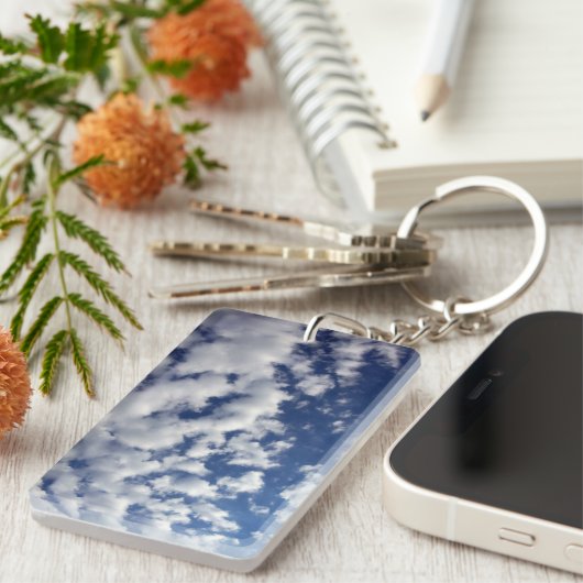 Wolken auf blauem Himmel Schlüsselanhänger (Vorderseite rechts)