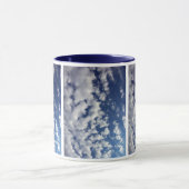 Wolken auf blauem Himmel Tasse (Zentrum)