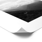 Wolken auf den Hügeln Schwarz-Weiß-Fotografie Poster (Ecke)