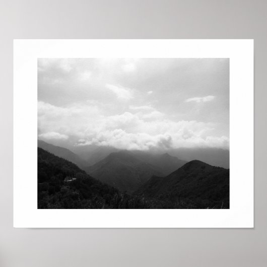 Wolken auf den Hügeln Schwarz-Weiß-Fotografie Poster (Vorne)