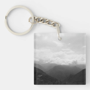 Wolken auf den Hügeln Schwarz-Weiß-Fotografie Schlüsselanhänger