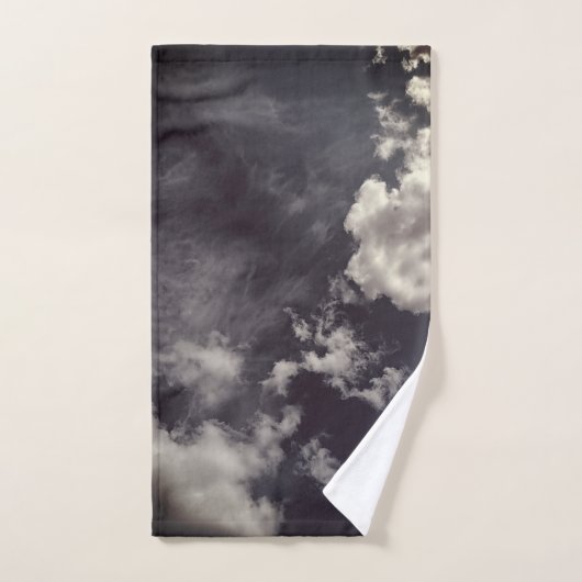Wolken auf dunkelblauem Hintergrund Handtuch (Handtuch)