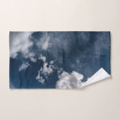 Wolken auf dunkelblauem Hintergrund Handtuch (Handtuch)