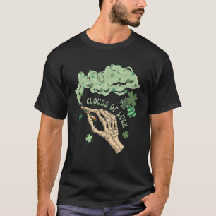 Wolken aus Luck-Kleeblatt Skelett Hand Leprechaun  T-Shirt