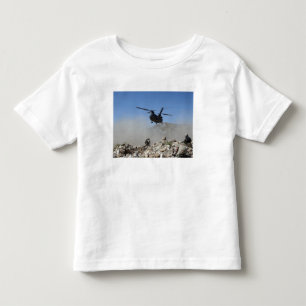 Wolken des Staubes oben getreten durch die Kleinkind T-shirt