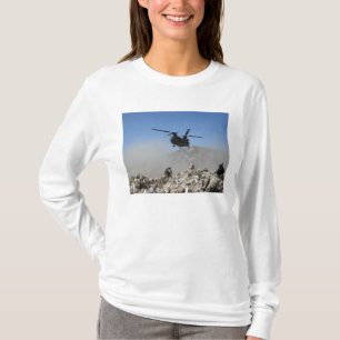 Wolken des Staubes oben getreten durch die T-Shirt