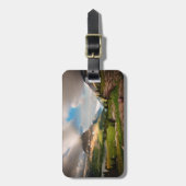 Wolken, die durch Berge fegen Gepäckanhänger (Vorderseite vertikal)