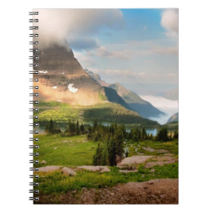 Wolken, die durch Berge fegen Notizblock