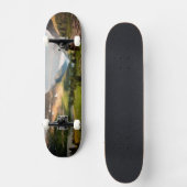 Wolken, die durch Berge fegen Skateboard (Vorderseite)