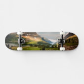 Wolken, die durch Berge fegen Skateboard (Horizontal)