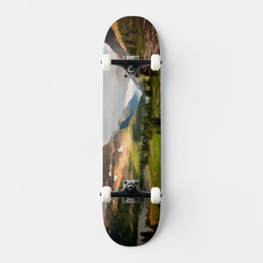 Wolken, die durch Berge fegen Skateboard (Vorderseite)