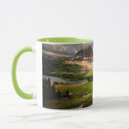 Wolken, die durch Berge fegen Tasse (Links)