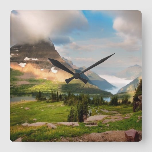 Wolken, die durch Berge wühlen Quadratische Wanduhr (Vorderseite)