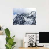 Wolken, die majestätische Berge bedecken Poster (Heimbüro)