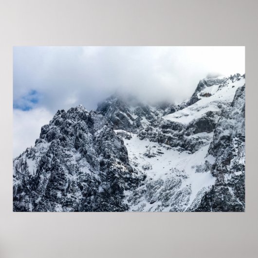 Wolken, die majestätische Berge bedecken Poster (Vorne)