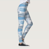 Wolken, die sich im blauen Himmel abzeichnen Leggings (Rechts)