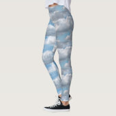 Wolken, die sich im blauen Himmel abzeichnen Leggings (Links)
