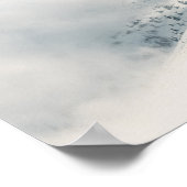 Wolken, die sich über den Fichtenwaldgebirgen abwä Poster (Ecke)