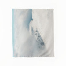 Wolken, die sich über den Fichtenwaldgebirgen abwä