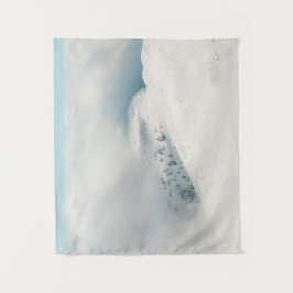 Wolken, die sich über den Fichtenwaldgebirgen abwä Wandteppich