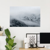 Wolken, die über Berge fließen Poster (Heimbüro)