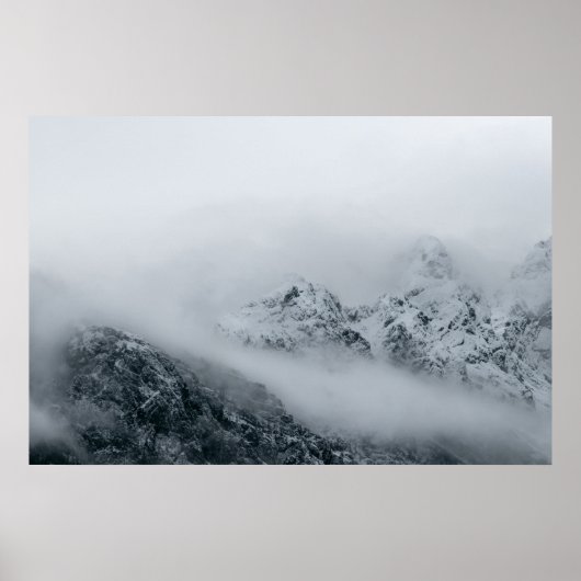 Wolken, die über Berge fließen Poster (Vorne)