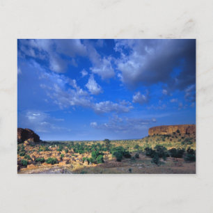 Wolken, die über den Himmel fegen Postkarte