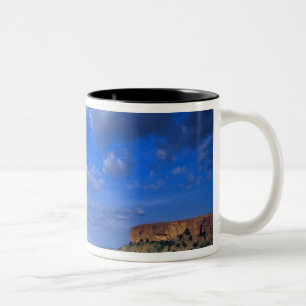 Wolken, die über den Himmel fliegen Zweifarbige Tasse
