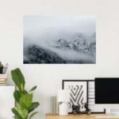 Wolken fließen über Berge Poster (Heimbüro)